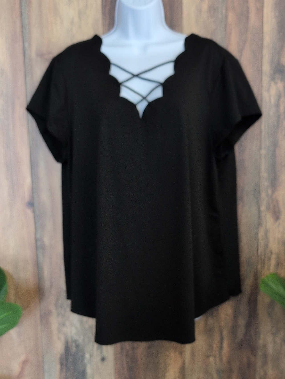 SHEIN Scalloped V-Neck Top with Crisscross Detail 1XL         W298